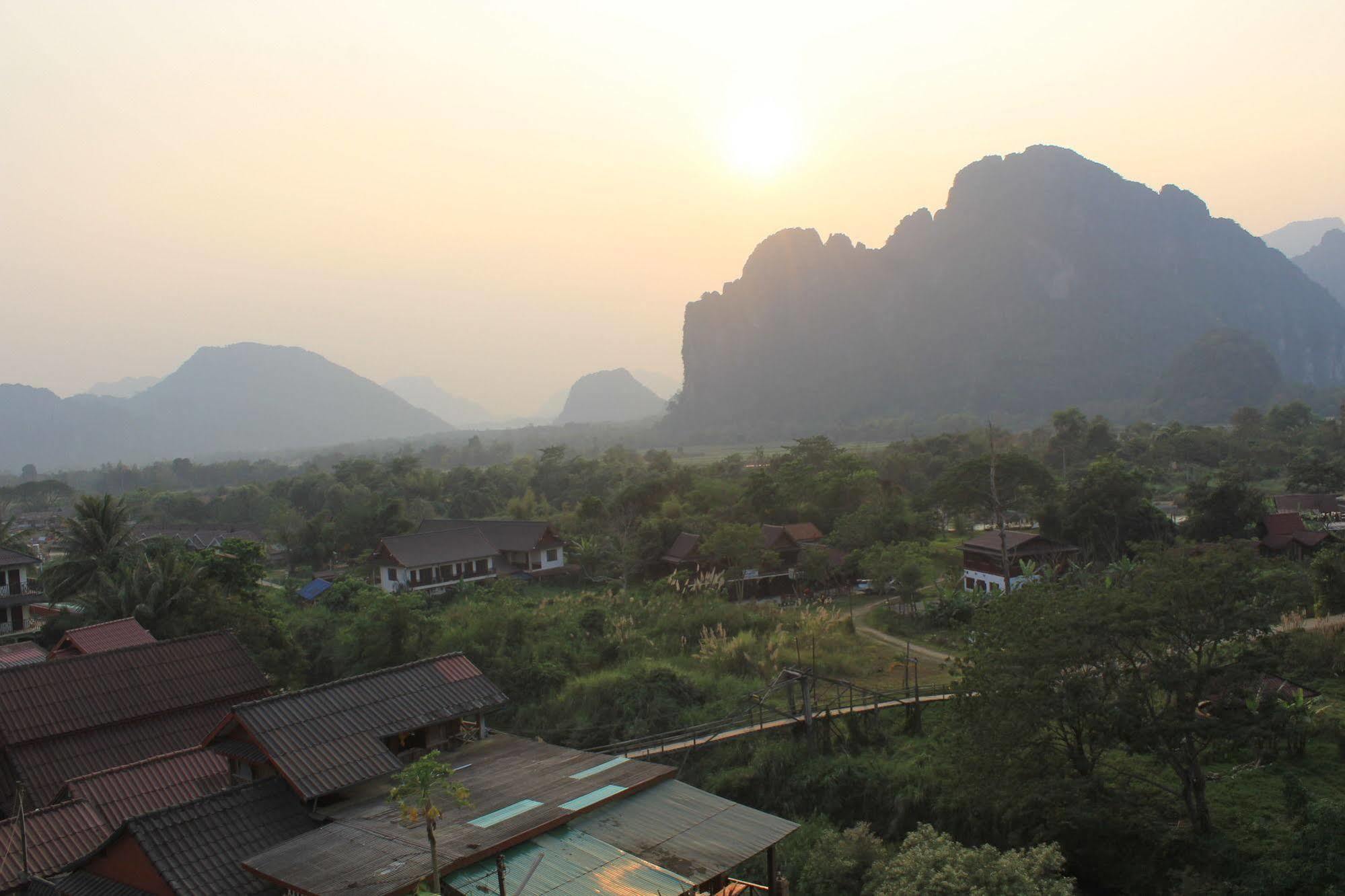 เมาน์เท็น วิว ริเวอร์ไซด์ บูทิก โฮเต็ล Hotel วังเวียง ภายนอก รูปภาพ